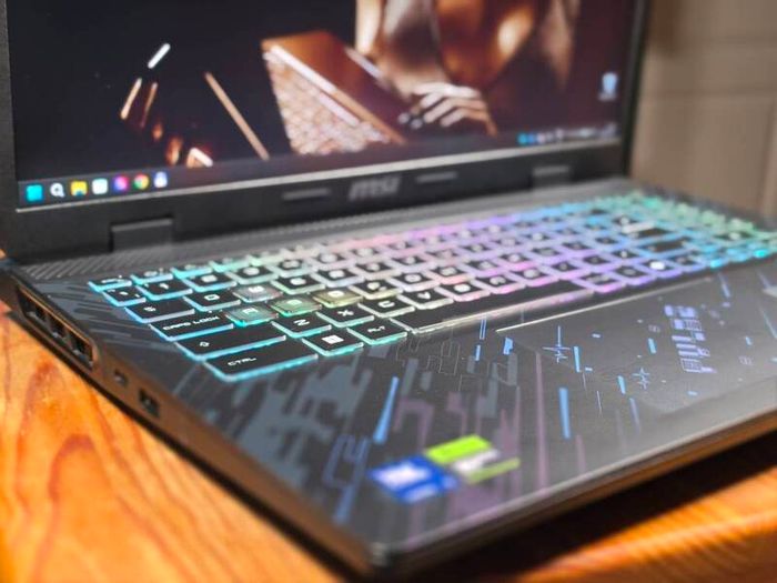 Gaming Laptop MSI Pulse 16 AI C1V