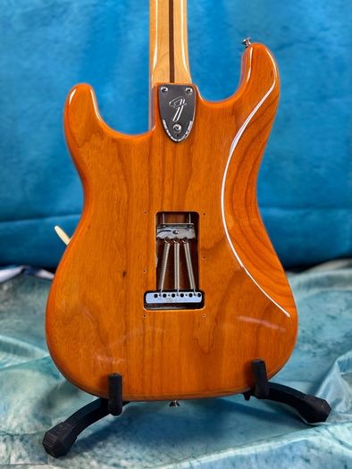 Fender vintera 70's strat aged natural.