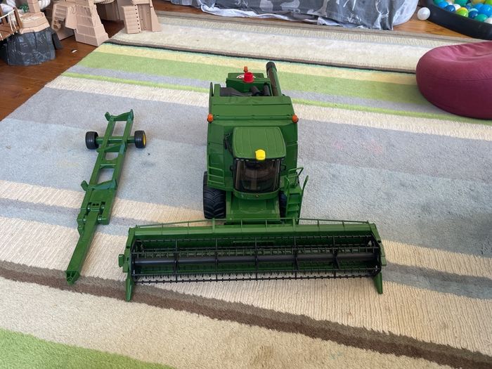 Bruder 1:16 John Deere T670i Combine Harvester