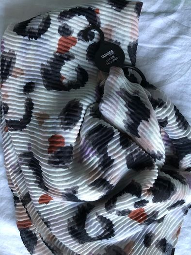 Beautiful Pleated Scarf NEW