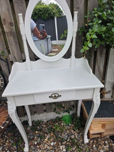 Kids vanity table