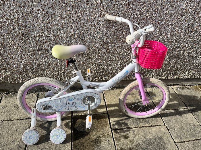 Children's / Kid's Concept Bicycle - 16 inch wheels & stabilisers