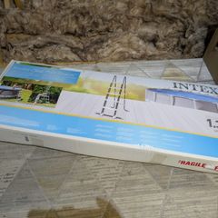 Swimming pool ladder