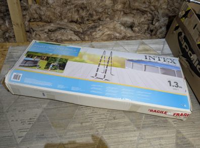 Swimming pool ladder