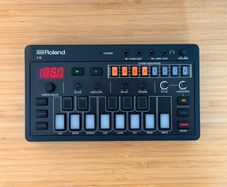 Roland J-6 Chord Synthesizer
