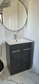 bathroom sink unit with mirror
