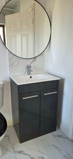 bathroom sink unit with mirror