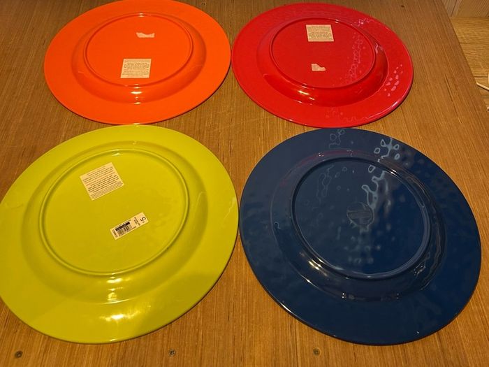 Large Melamine Dinner Plates (4)