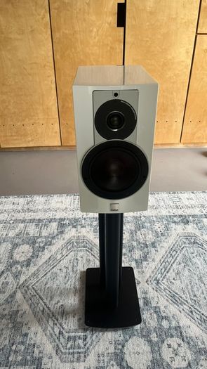DALI Rubicon 2 speakers white - New condition - Boxed with stands