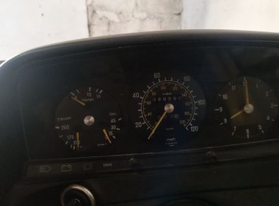 Mercedes W123 200