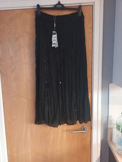 Per Una  Black Skirt. S.12R.    B.N.W.T