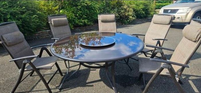 Garden furniture round table and 5 chairs.