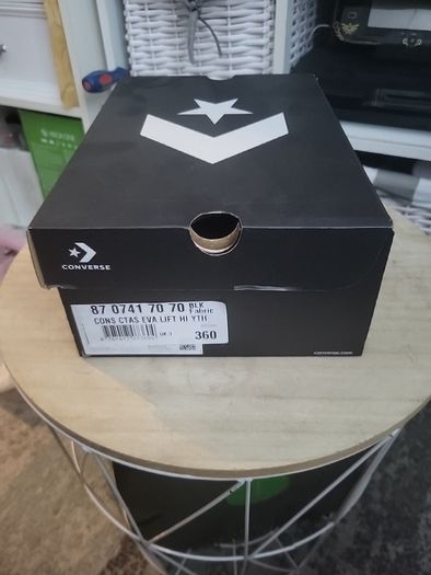 trainers converse with box