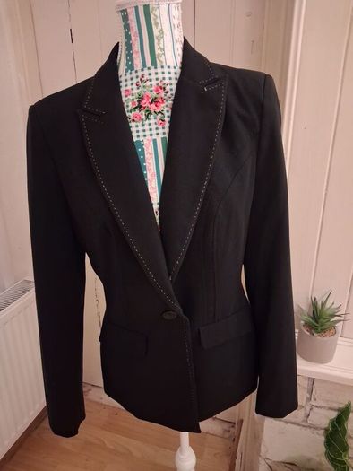 Fitted Black Blazer