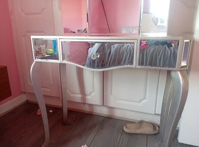 Mirrored dressing table