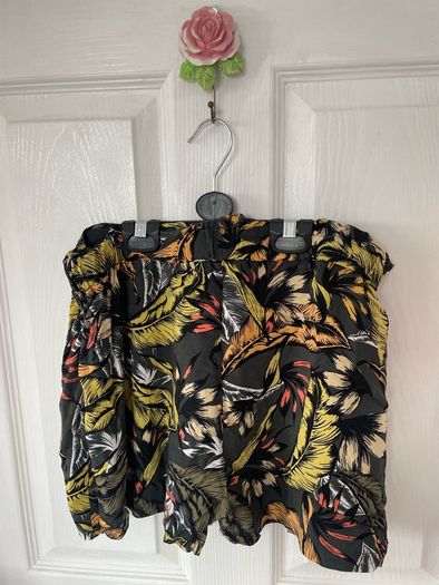 Tropical pattern shorts