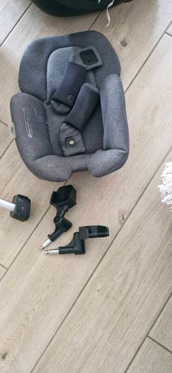 Maxi-cosi car seat and iso fix base bundle
