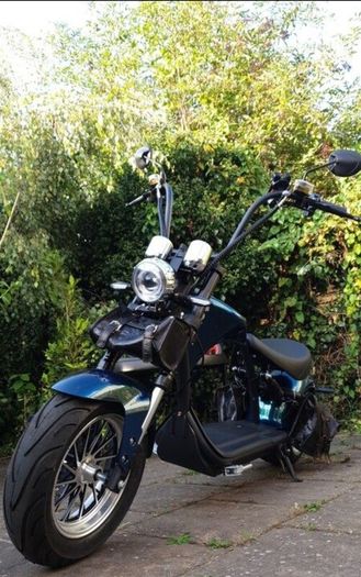 Fully Electric Chopper/Harley looks like a motorbike with matching side boxes