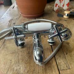 chrome bath taps