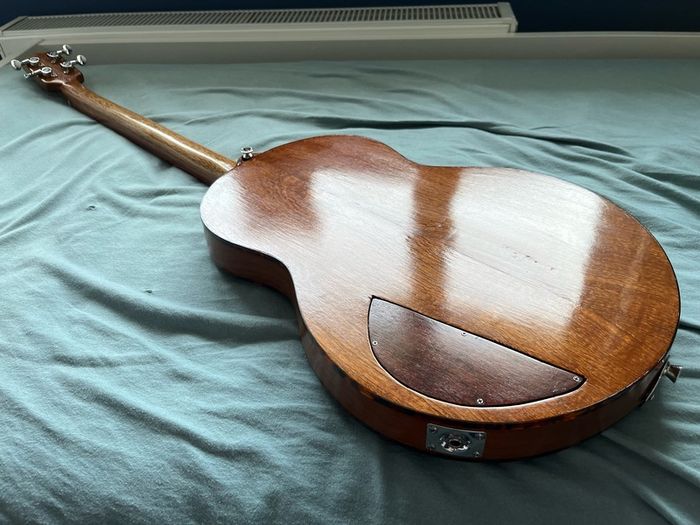 baritone guitar (4 string)