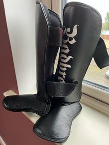 Shin pads and fingerless gloves