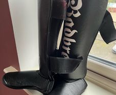 Shin pads and fingerless gloves