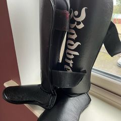 Shin pads and fingerless gloves