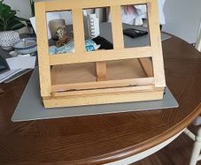 Artists tabletop easel with drawer