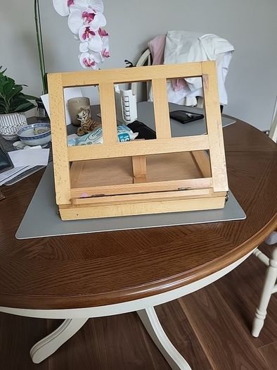 Artists tabletop easel with drawer