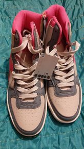 DIADORA high top Size 4-4.5