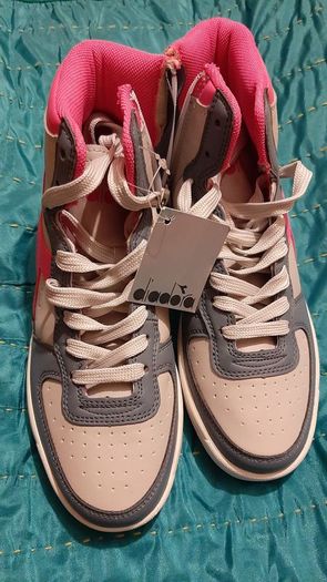 DIADORA high top Size 4-4.5