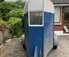 Horse box