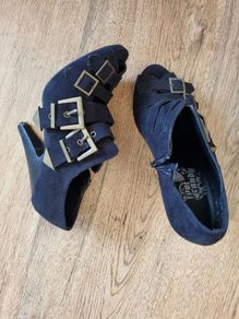 Medium buckle high heels