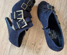 Medium buckle high heels