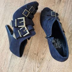 Medium buckle high heels