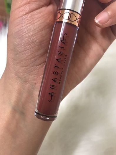 Anastasia Beverly Hills matte liquid lipstick in IN BETWEEN