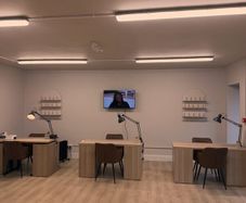 Rent a Room or Nail Desk