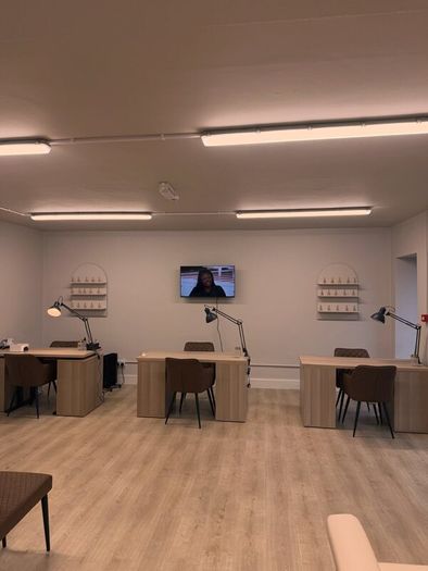 Rent a Room or Nail Desk