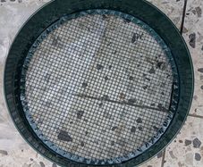 Garden sieve