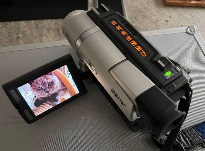 Sony Digital 8 Video Camera DCR-TRV420E
