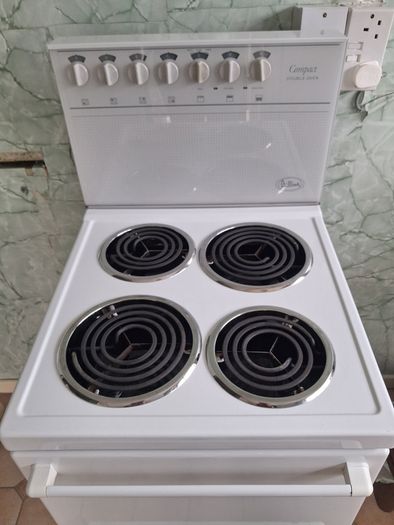 Free standing oven