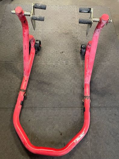 Front paddock stand