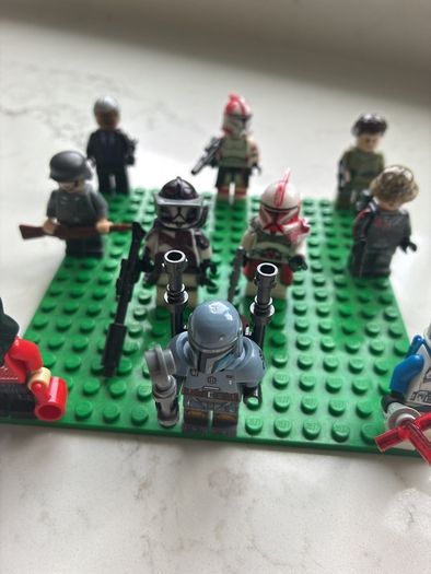 10 LEGO figures
