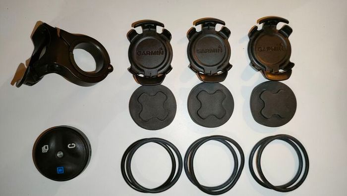 Garmin Edge Remote with 4 mounts  - used, excellent condition.