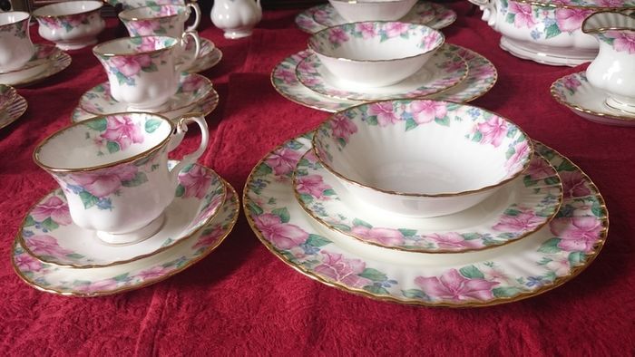 Rare 45 Piece Royal Albert Lydia Bone China Gold Gilt Dinner And Tea Service / Set For 6 Person Setting Made In England
