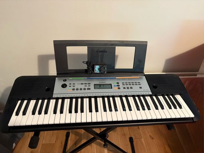 Like-New Yamaha YPT-255 61-Key Keyboard & Stand