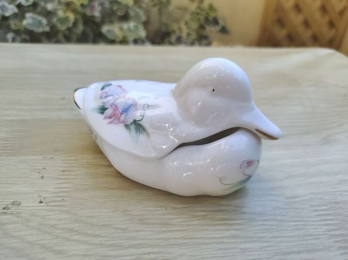 Aynsley "Little Sweetheart" trinket boxes figures