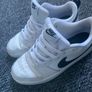 Nike shoes white and black Image 2