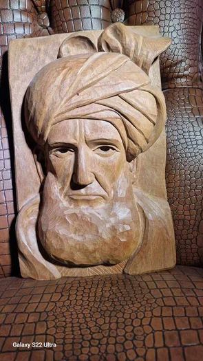 Sculptures, portraits made of wood.