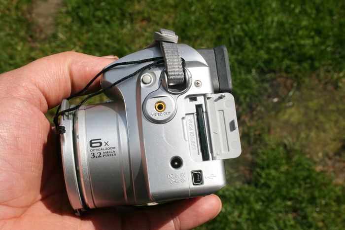 Fujifilm FinePix S3000 3.2MP 6x Zoom Mini SLR Style Digital Camera